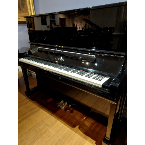 Yamaha SU7 Upright Piano in Black Polyester