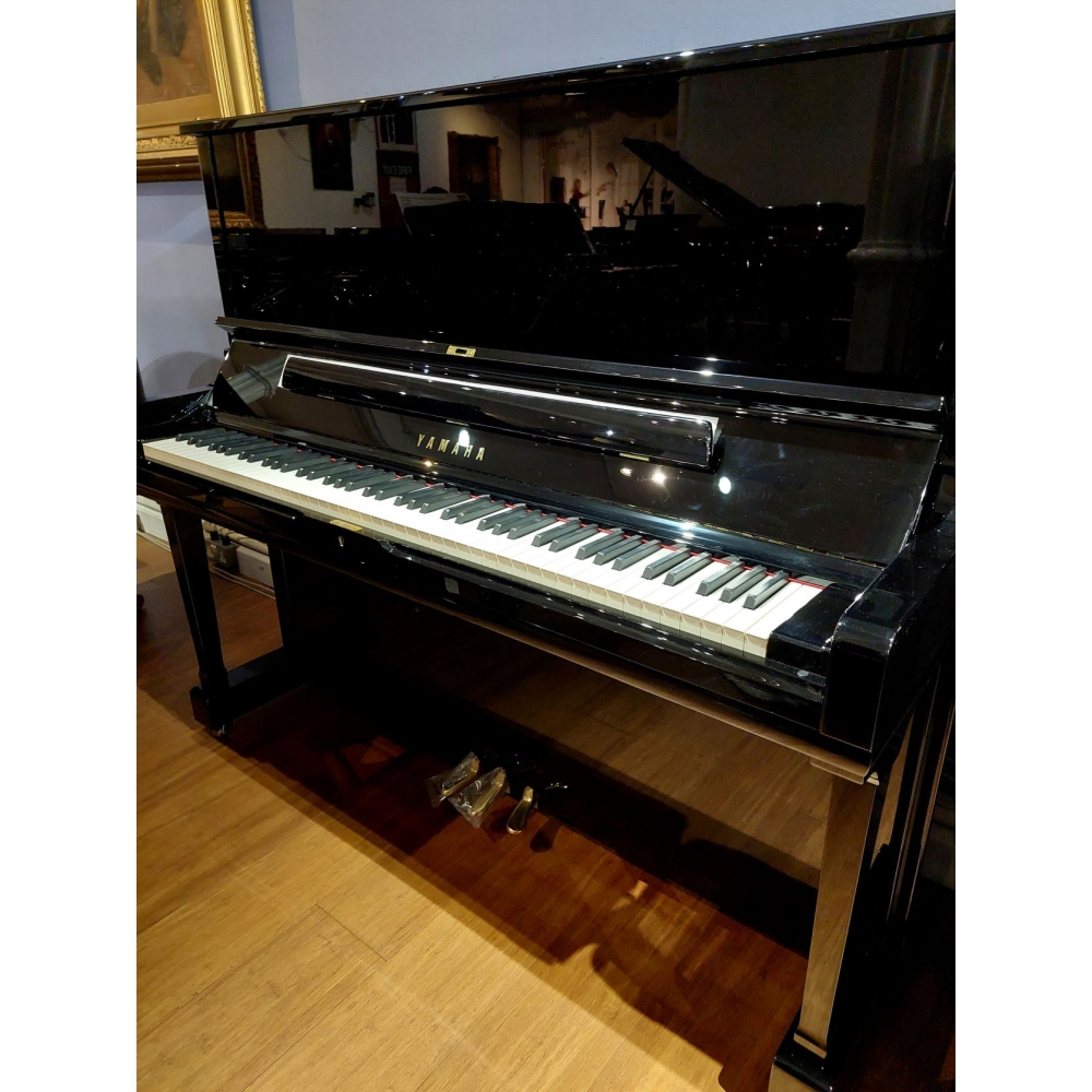 Yamaha SU7 Upright Piano in Black Polyester