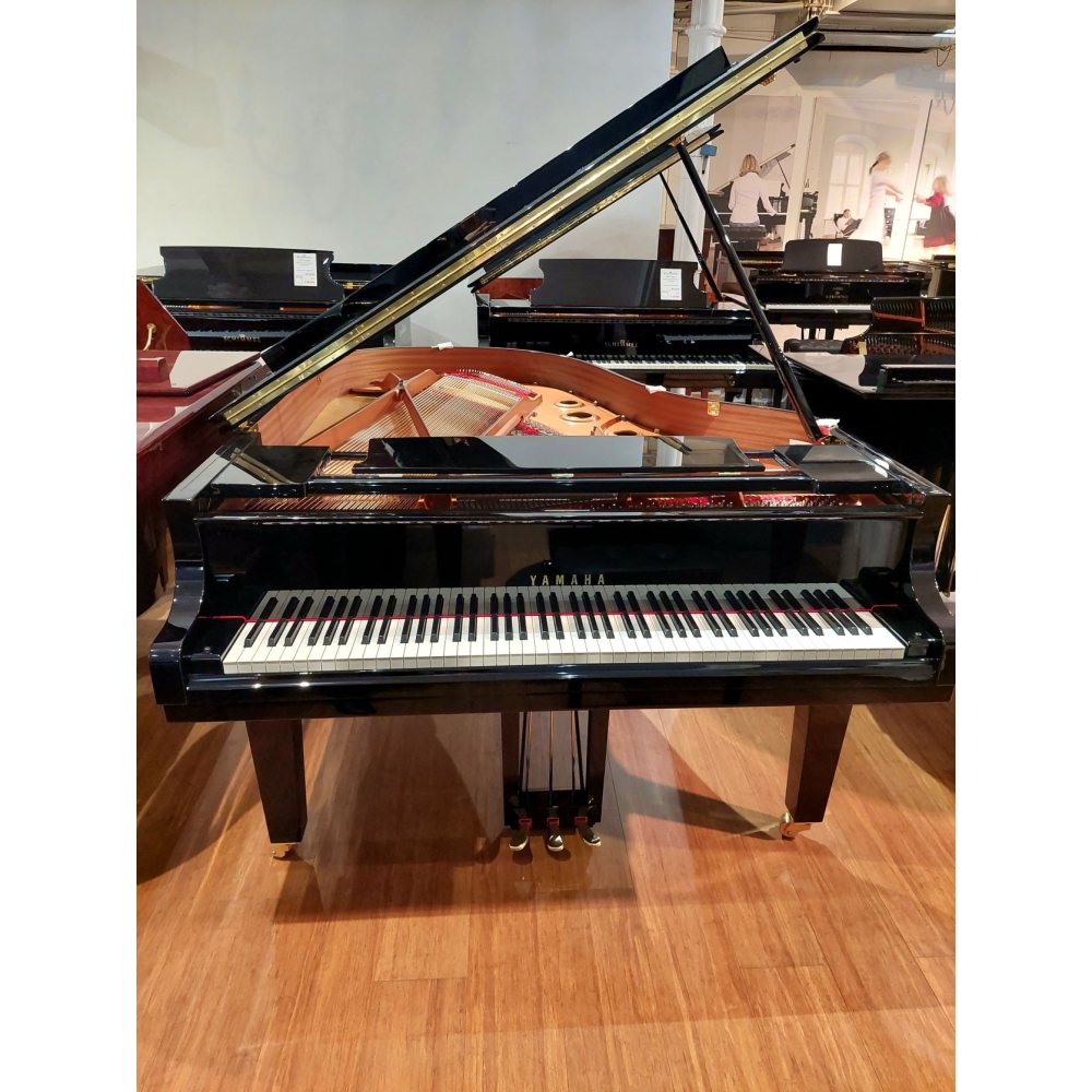 Yamaha C3X Grand Piano in Black Polyester