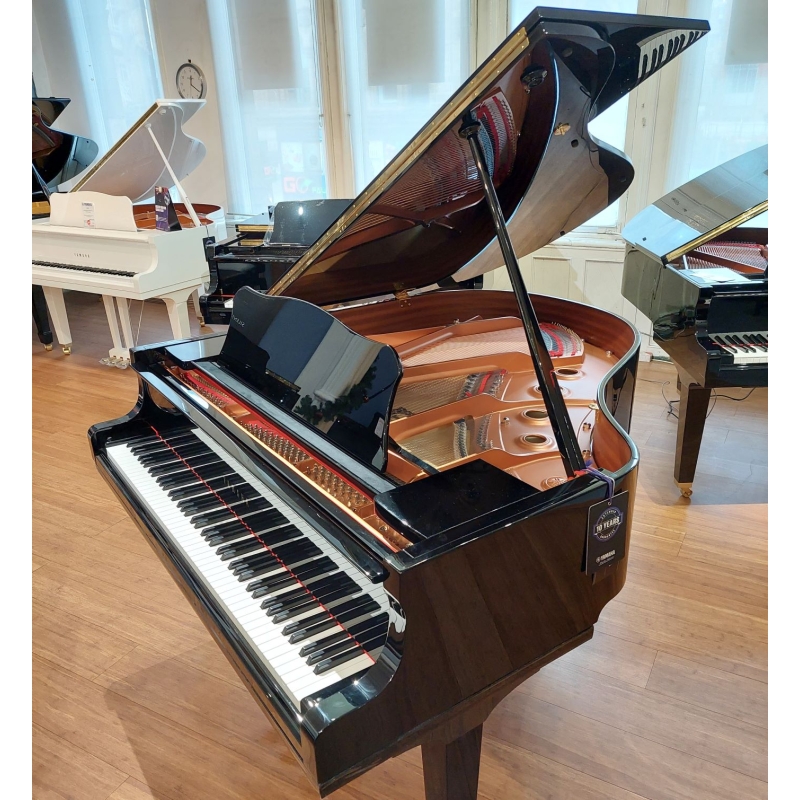 Yamaha GC1 Grand Piano in Black Polyester